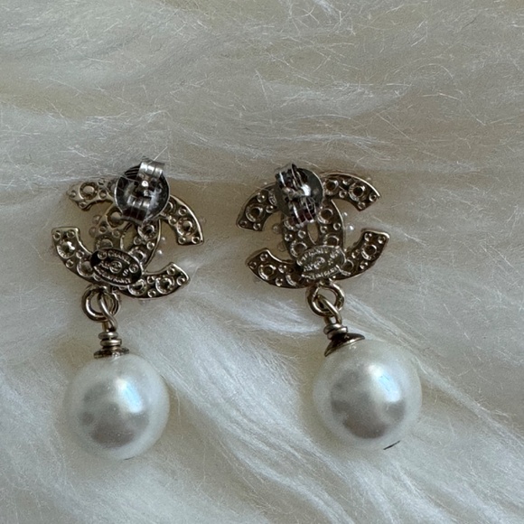 Women Chanel CC Pearl Earrings Pair of 2pcs - Picture 3 of 10